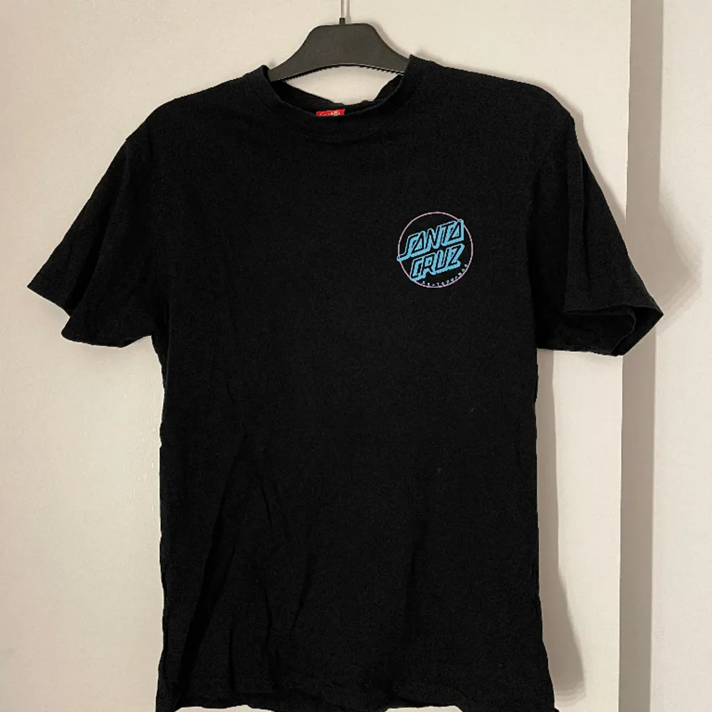 Hej säljer nu denna T-shirt som är använd ett fåtal gånger ❤️mycket bra och fint skick . T-shirts.