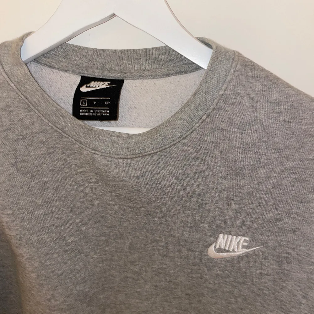 Nike tröja i nästan nyskick! Säljer då den sällan kommer till användning . Hoodies.