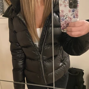 Colmar jacka - Säljer min Colmar jacka i modellen Ladies Down Jacket då den är för stor, jättefint skick!!💗Nypris 5999, pris kan diskuteras 