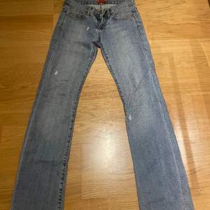 Säljer nu ett par super söta Lågmidjade jeans från Ginatricot, storlek 28💕