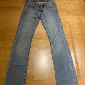 Lågmidjade jeans  - Säljer nu ett par super söta Lågmidjade jeans från Ginatricot, storlek 28💕