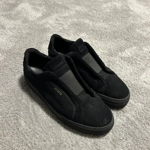 Arigato skor  - Säljer nu min killes knappt använda Arigato skor i storlek 43. Skorna är i bra skick och är som nya. Box och dustbag medföljer, pris går att diskutera  🤍Köparen står för frakten