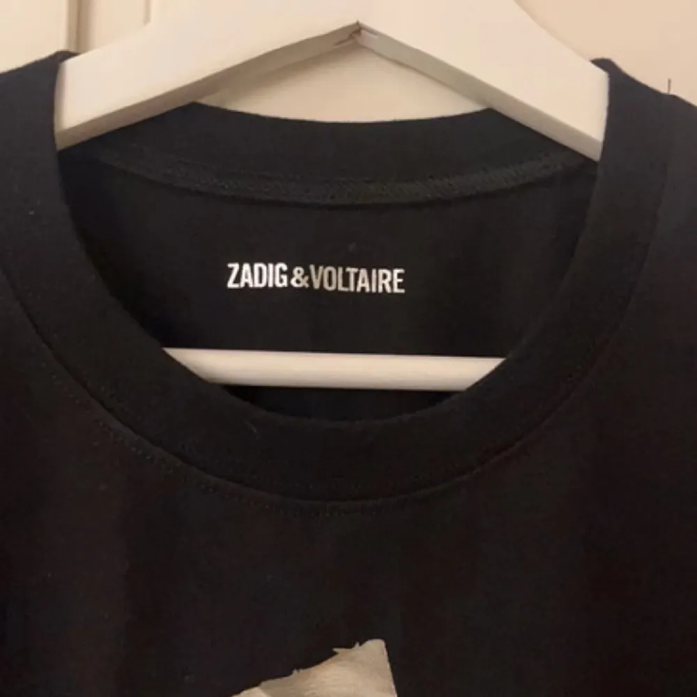 säljer min Zadig tröja( ÄKTA) då den inte används! det står ” just zadig” på trycket🩷. T-shirts.