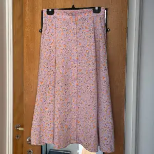säljer min monki kjol!!! jättefin och bara använd ett fåtal gånger. Perfekt till våren och sommaren, jättefint mönster. Kostar 200kr i storlek S!! skriv om ni har frågor eller för fler bilder🤍