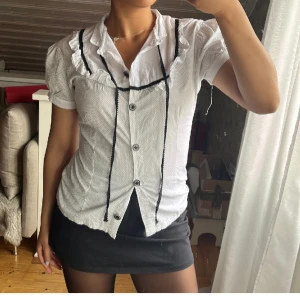 Prickig blus - Säljer denna urgulliga topp! Köptes i Köpenhamn denna sommaren. Tyvärr blivit liite för liten för mig. Fint skick, har dock sytt in en knapp men märks inte.