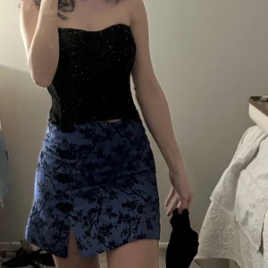 Svart/blå kjol - En svart/blå kjol från Zara 