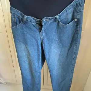Blue colored maternity jeans used very few times. Condition is brand new. Style : mom jeans. 