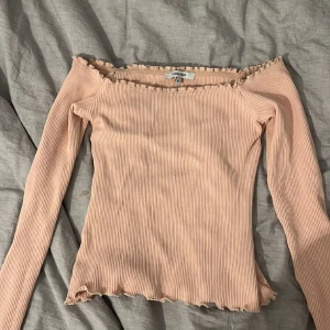 En rosa off sholders tröja  - En fin tröja i storlek xs som sällan kommer till andvändning. Bra skick💗Skriv innan ni trycker på köp nu eller om fler bilder