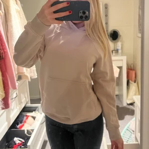 Rosa hoddie - Säljer min fina rosa hoddie som är från hm. Köpt för flera års sen men knappast använd. 