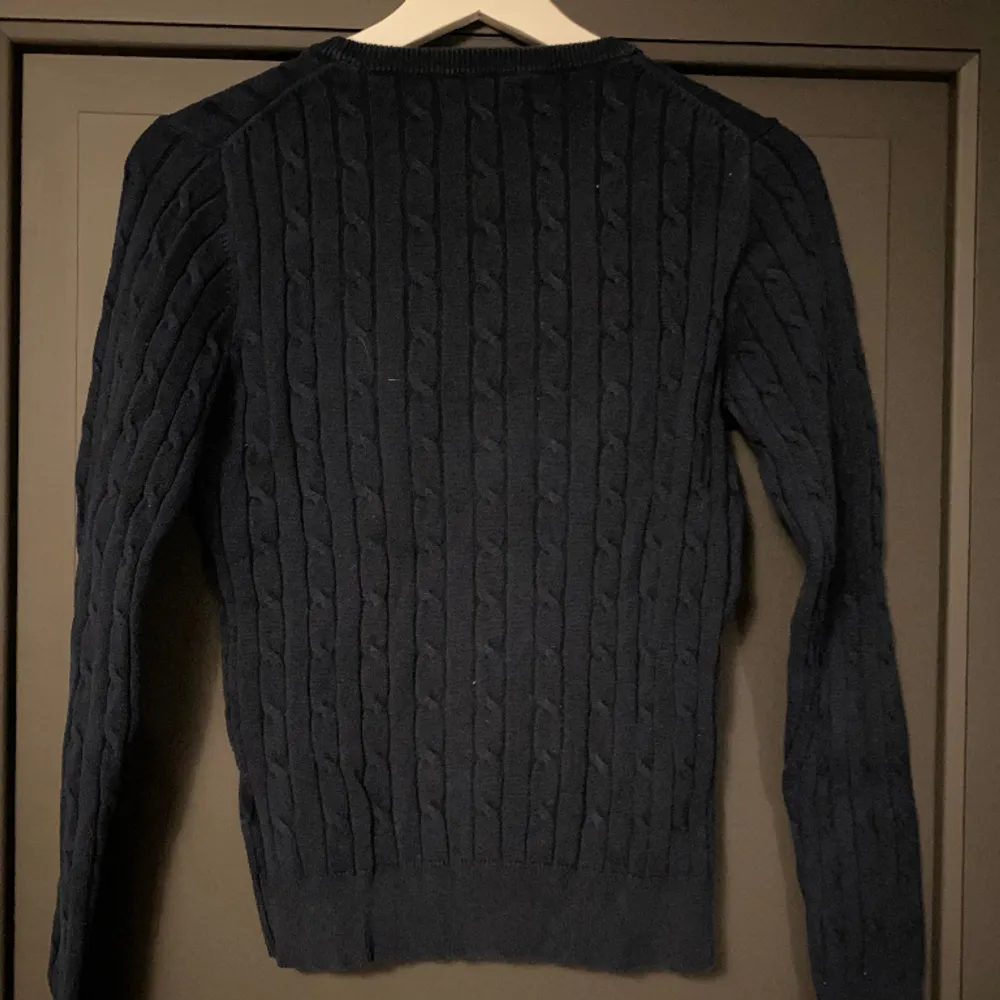 Marinblå kabelstickad Gant tröja i storlek XS. Aldrig använd och i jättebra skick!🌷. Stickat.