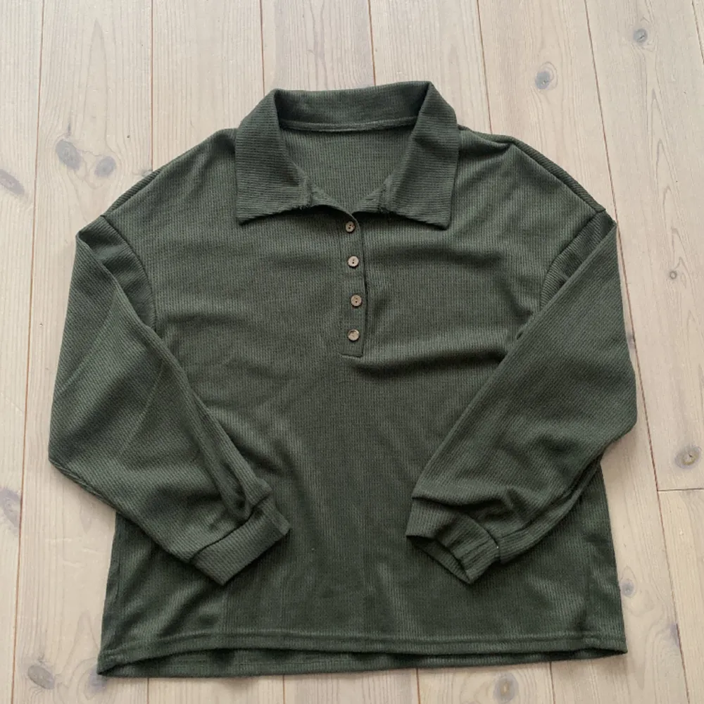 Grön tröja från Temu, säljer pga av att storleken inte passade mig💗i fint skick och använd endast några gånger när jag testat den💕. Tröjor & Koftor.