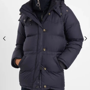 Boomerang jacka - Säljer nu min boomerang jacka som är i bra skick! Den är i storlek xxs men jag som kan bära s tycker den är som i storlek s! För mer bilden kom privat💕💕 Pris kan diskuteras!