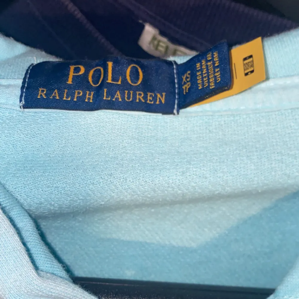 Ralph Lauren hoodie  använd 1 gång Skick 9/10 Storlek XS Vanlig fit Finns i Skurup Kan fraktas över hela landet. Hoodies.