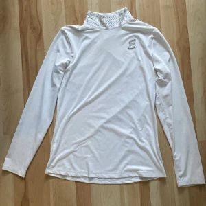 Tävlingstopp - Vit tävlingstopp som är tunn! Jätteskön på sommaren. Lappen är bortklippt men passar mig som vanligtvis bär S. Däremot är den stretchig så passar mindre och större också ! Skriv vid frågor!