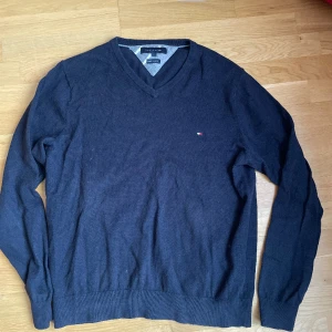 Tommy Hilfiger kashmir tröja - En jätte mysig Kashmir tröja från Tommy Hilfiger. Jätte stilig och perfekt till utgång 