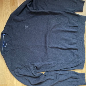 Stickad tröja från gant - En skit snygg stickad tröja med en diskret gant logga på brösten skit snygg perfekt till alla outfits