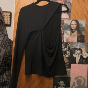 One shoulder topp Gina Tricot - Supersnygg, perfekt till en utekväll🥳