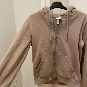 Beige tjocktröja med dragkedja  - Beige tjocktröja med dragkedja. Från H&M som inte används så tänkte sälja den.🫶🏻🫶🏻🫶🏻