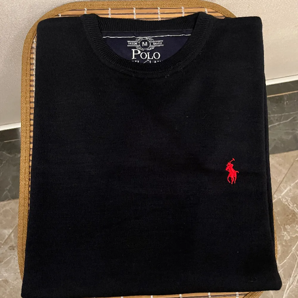 Helt oanvänd Polo ralf lauren tröja i mörkblå med röd logga Storlek M kan även passa S kan mötas upp i karlstad. Tröjor & Koftor.