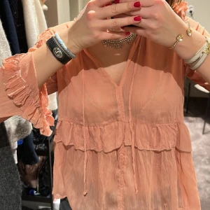 Rosa topp - Säljer min superfina långärmade topp från Zara, använd 2-3 gånger och är i nyskick!! Går att ha öppen och stängd och passar perfekt till sommaren och våren!! Ord pris?!? Säljer för 150kr!!😍