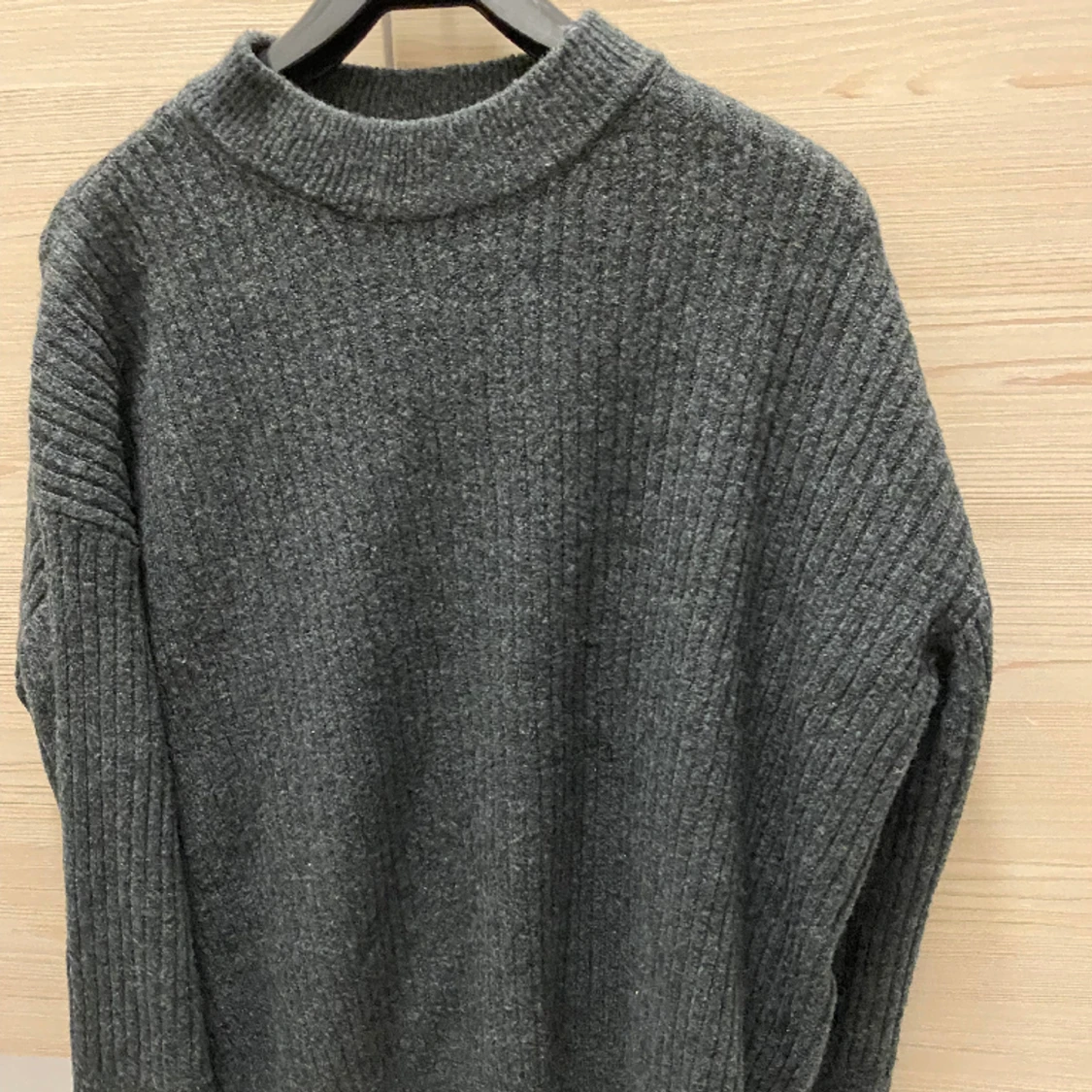 Grå stickad tröja