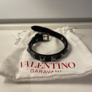 Valentino armband  - Säljer mitt valentino armband i färgen svart silver. Lite skador på slutet av armbandet därav priset. Dustbag medföljer . Nypris 2800kr. Hör av dig vid frågor ! 🙌📩