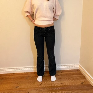 Lågmidjade jeans  - vintage jeans!💕 Midjemått( rätt över): 35cm Inerbenslängd: 70cm Lårmått ( rätt över):23cm    Köp gärna via ”KÖP NU”💖 Skriv ifall ni har några frågor eller funderingar // perfectjeans🫶