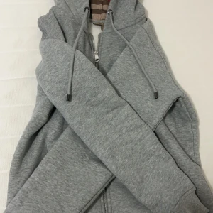 Burberry zip - Säljer nu min zip som jag fick i julklapp då jag behöver pengar. Den är i storlek S men passar även XS