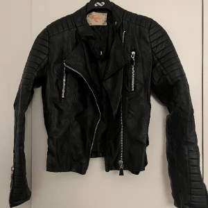 Skinnjacka  - Skinnjacka i storlek 36. Väldigt bra skick. 