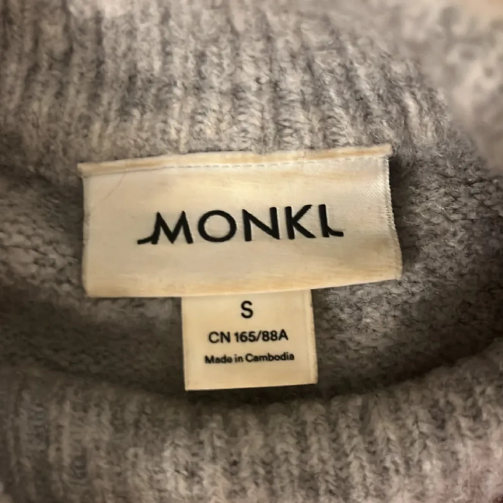 Stickad tröja med volanger som inte kommer till användning längre, tröjan är från Monki i strl S!💗 . Stickat.