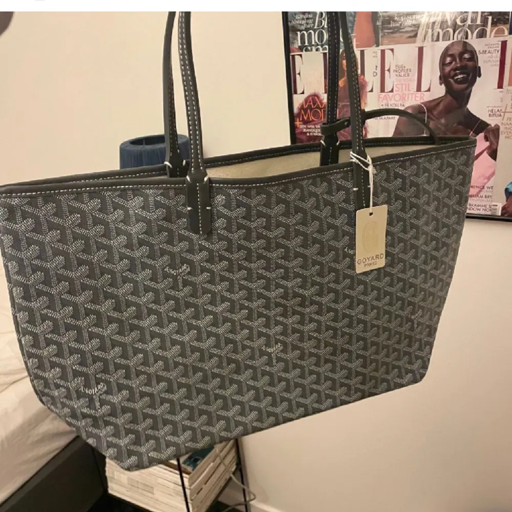 Intressekoll på denna sjukt snygga väska från Goyard!! Köpte den på Plick, och det finns inget äkthetsbevis därav priset💓💓Första bilden är lånad!! Det är bara att fråga om fler bilder. Det finns lite defekter vid handtaget men inget märkvärdigt💓. Väskor.