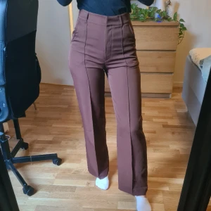 Figursydda kostymbyxor - Ej använda bruna kostymbyxor från Madlady.