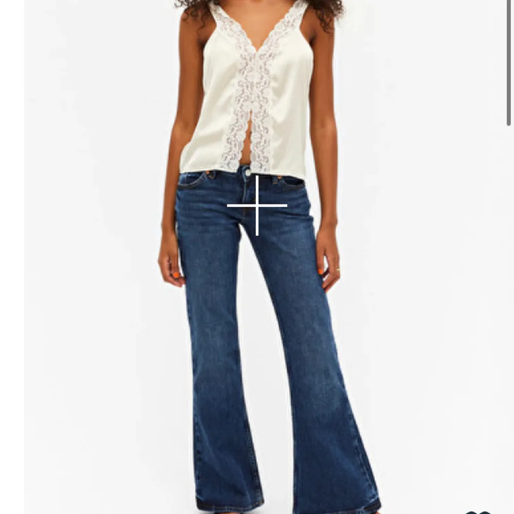 Supersöta lågmidjade jeans från monki med gullig rosettdetalj på bakfickorna. Endast använda ett fåtal gånger. Liten slitning vid gylfen som var där när jag fick hem jeansen nya som inte syns så jättetydligt ( se sista bilden ). Farkut & Housut.