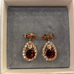 Lily and Rose örhängen - Helt oanvända örhängen. Superfina men inte riktigt i min smak. Köpta för 550kr. Tror att dom har gått ur sortiment, men inte helt säker.💗