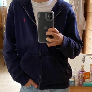 Polo Ralph lauren zip - Super snygg Polo Ralph lauren zip hoodie i super bra skick. Modellen på bilden är 161 och hoodie passar om man är rum 155-165
