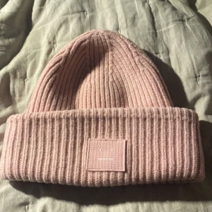 En acne mössa om du har en annan färg får du byta💕🥰👋 - Har använt typ 2 ggr ❤️❤️❤️