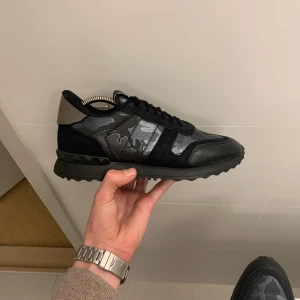 Valentino Rockrunners  - Svarta Rockrunners i använt men nästan helt nytt skick. Storlek 40 passar 40.5. Vid funderingar är det bara att fråga! Nypris över 5000 kr vårat pris: 1599 kr.