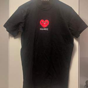 Tjena! Säljer nu den här riktigt fräscha Dsquared2 T-shirten. Skick 9/10🍾 Nypris 2299kr, mitt pris 499kr. Kom pm vid frågor eller funderingar.