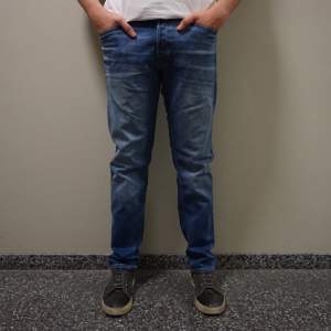 Jack&Jones Jeans | Comfort 33/32 - Helt nya knappt använda - Nypris: 700kr | Vårat pris 349kr - Modellen är 183cm väger 78kg.  Hör av er! (Obs fast pris på alla plagg). 