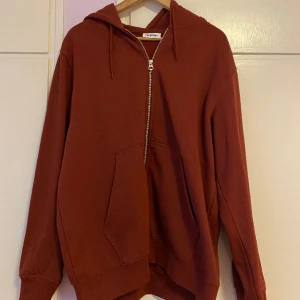 Röd kofta från weekday - Säljer den mysiga kofta från weekday! Knappt använd🥰 