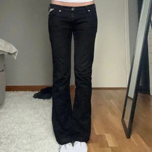 lågmidjade jeans  - säljer dessa svarta lågmidjade jeans från replay då dem är för stora. storlek 31/32, uppskattar till s/m. fransiga längst ner. midjemått 42 cm, grenmått 20 cm, innerbenslängd 79-80 cm. är 173,lite korta för mig💓har fler bilder samt bilder på måtten! 