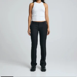 Kostymbyxor lågmidja - Säljer dess kostymbyxor då de är lite för långa för mig. Ändats använd ett få tal gånger. Helt slutsålda i hemsidan ny pris 499kr