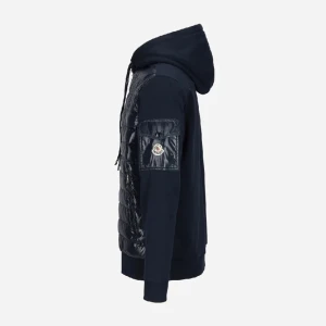 Moncler cardigan  - Tja! Säljer denna otroligt feta moncler cardigan som är ovanlig och svårt att få tag på. Skick 7-8/10. Men finns mycket liv i den kvar!👍🏼 Äkta såklart! Mvh 
