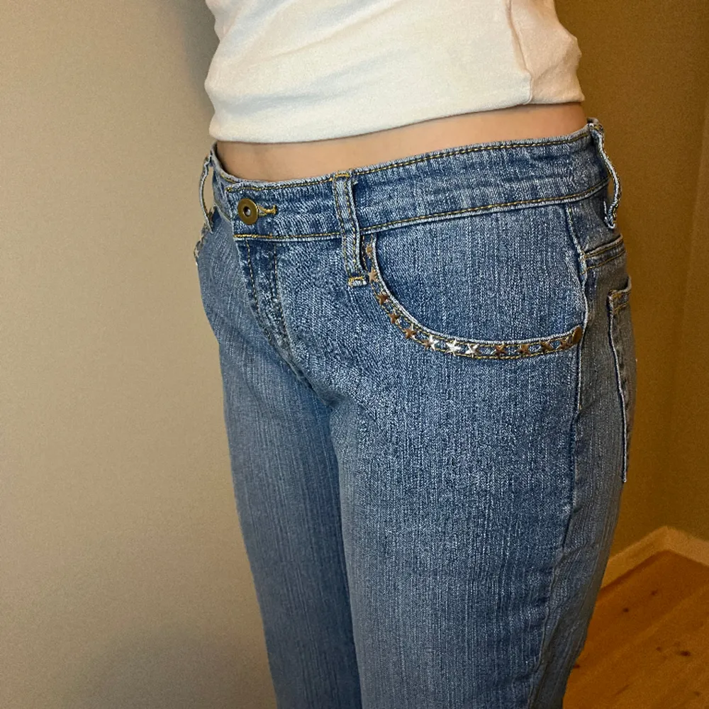Lågmidjade jeans med söta stjärn detaljer på både fram och bak fickor⭐️  Mått: Midjemått- 39,5cm Innerbenslängd- 76cm Ytterbenslängd- 99cm. Jeans & Byxor.