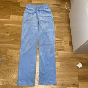 Ljusblå juicy couture mjukisbyxor, xxs   - Jättefina och bekväma byxor, säljer pga  att dem inte anvdänds längre. De är i bra skick förutom att de har blivit lite missfärgade längst nere på byxan. Men det syns inte när man har på sig de. PRISET KAN DISKUTERAS