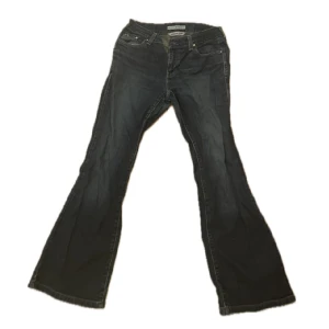 Bootcutjeans  - Tommy Hilfiger lowrise bootcut jeans i storlek S💙Midjemåttet är 73