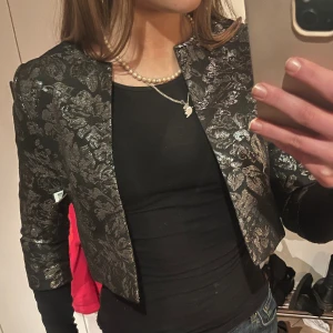 Bolero - Super fin tröja/bolero som jag köpte secondhand. Ser ut att vara i nyskick/oanvänd ❤️
