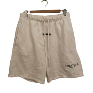 FOG Essentials Shorts - Vita/Krämfärgade Essentials shorts i strl M, sitter lite större som alla dessa gör, lite vitare i verkligheten än på bild. Bra skick