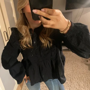 Blus  - Supersöt blus som tyvärr inte kommer till användning 🤍 nypris 550