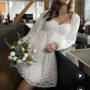 Vit klänning - Säljer denna klänning från nakd, perfekt för studenten. Aldrig använd, storlek 36. Lånade bilder